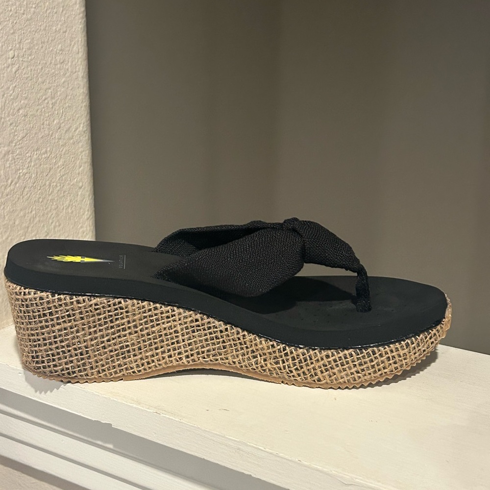 Volatile Tulane Sandals Womens Sz. 10 Black/tan Platform Wedge Thong Flip Flop - Picture 5 of 9